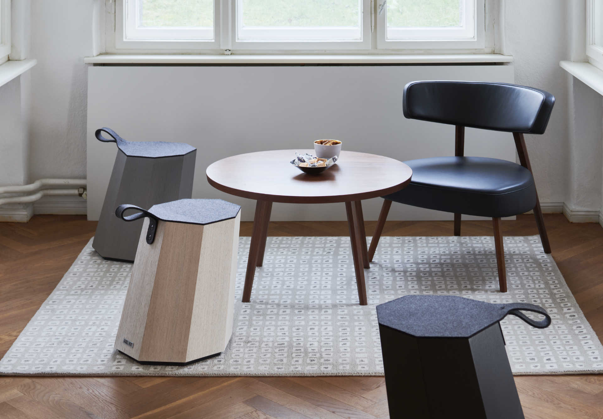 Marlon Lounge Chair und Coffee Table mit den Marlon 8Stools